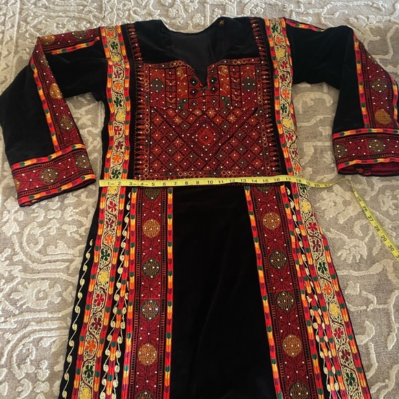 Traditional Velvet Palestinian Thobe - Picture 5 of 7